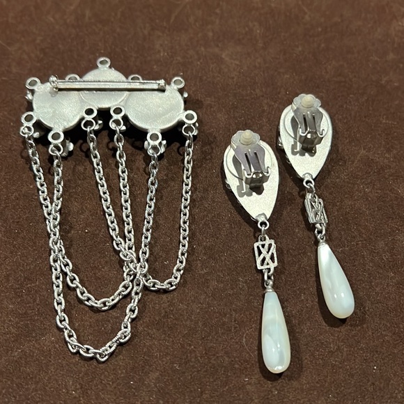 Designer pin and earrings - Picture 3 of 3